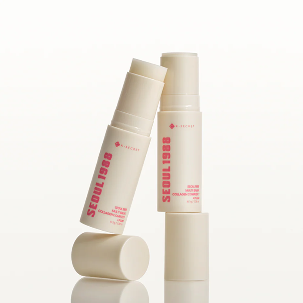 Décris l'image en français en mentionnant le produit, la marque et le contexte visuel : SEOUL 1988  Multi Balm Collagen Complex 7+ Plum 10.7g, sticks beige sur fond clair.