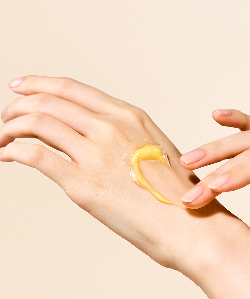 SEOUL 1988  Niacin Yuja Capsule Cream 50ml : mains appliquant une crème jaune sur peau, ambiance cosmétique minimaliste.