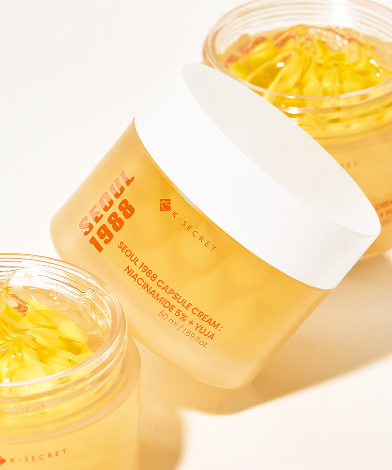 SEOUL 1988  Niacin Yuja Capsule Cream 50ml, pots crème jaune yuja dans un décor studio lumineux, marque K-SECRET
