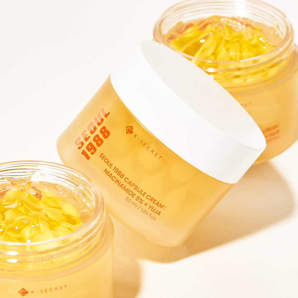 SEOUL 1988  Niacin Yuja Capsule Cream 50ml, pots crème jaune yuja dans un décor studio lumineux, marque K-SECRET