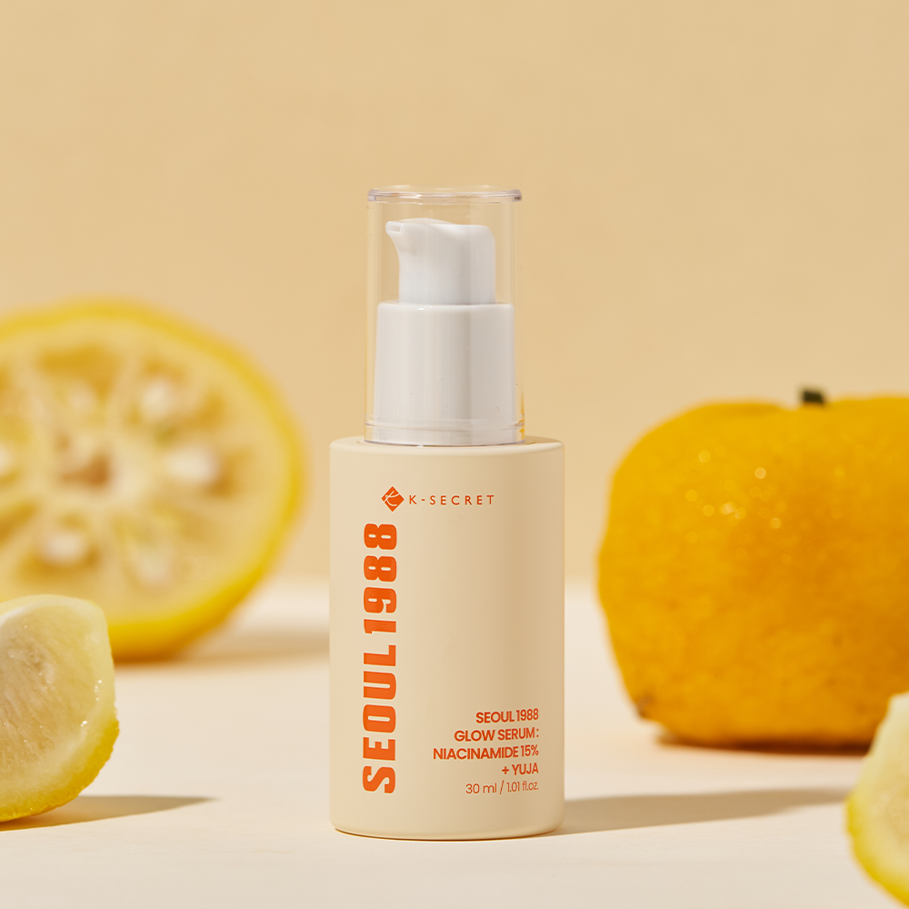 SEOUL 1988  Niacin Yuja Serum 30ml de K-Secret sur fond jaune, avec citrons et yuzu en contexte visuel.
