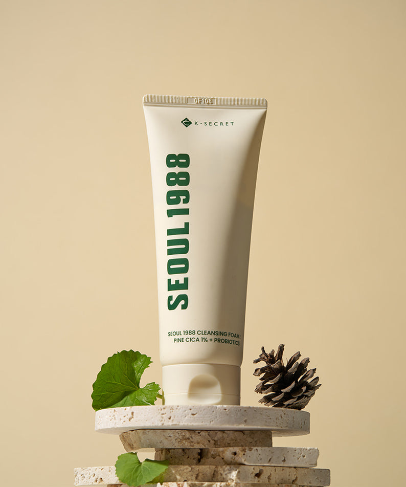 SEOUL 1988 Pine Cica Cleansing Foam 150ml : tube crème sur fond beige, feuilles et pommes de pin en décor.