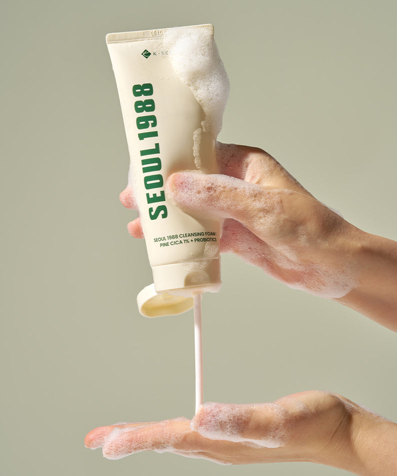 SEOUL 1988 Pine Cica Cleansing Foam 150ml en main, mousse sur peau, contexte visuel salle de bain, marque Seoul 1988