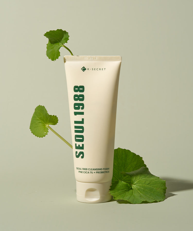 SEOUL 1988 Pine Cica Cleansing Foam 150ml, tube K-SECRET sur fond beige, feuilles de cica vertes, vue produit.