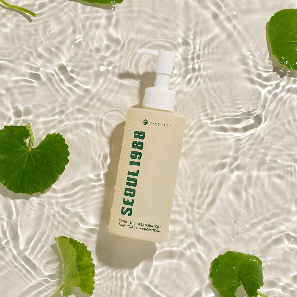 SEOUL 1988 Pine Cica Cleansing Oil 200ml, bouteille sur fond d’eau et feuilles vertes, marque Seoul 1988
