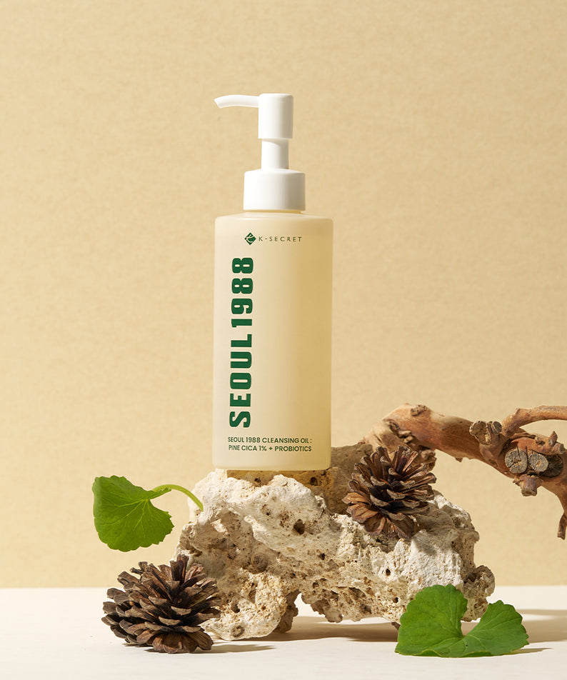 SEOUL 1988 Pine Cica Cleansing Oil 200ml, flacon pompe sur fond beige, avec feuilles de pin et fleurs décoratives.