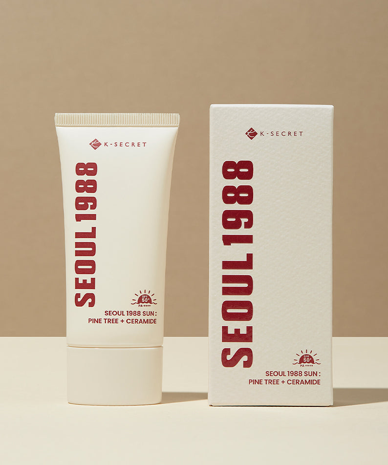 SEOUL 1988 Pine Sunscreen 50ml K-SECRET, crème solaire en tubes blancs sur fond beige, visuel produit.