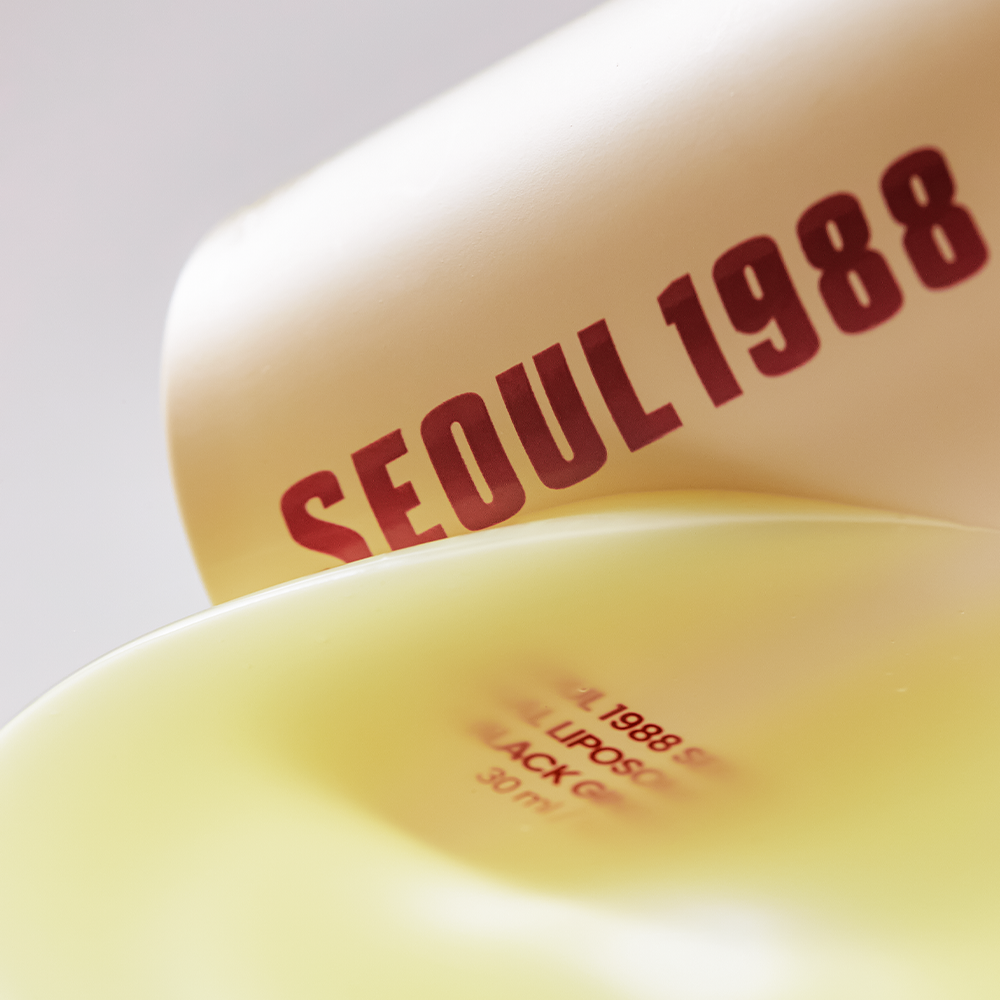 SEOUL 1988 Retinal Black Ginseng Serum 30ml, flacon jaune crème sur fond clair, marque SEOUL 1988 en gros logo