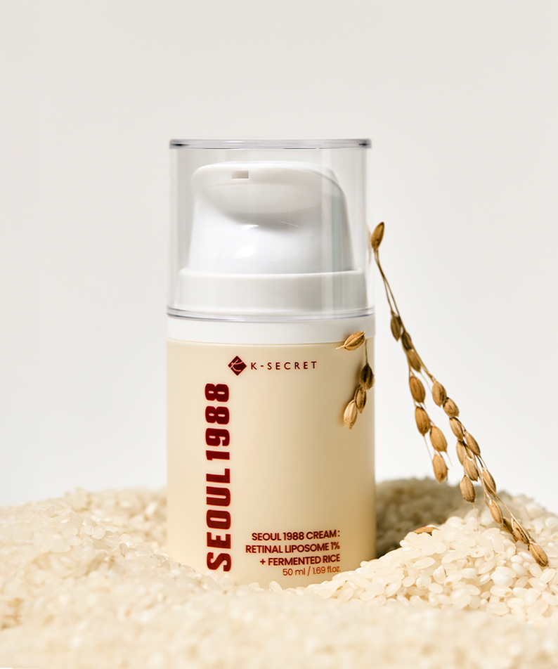 Décris l'image en français : SEOUL 1988 Retinal Fermented Rice Cream 50ml K-SECRET, flacon crème beige sur fond blanc.