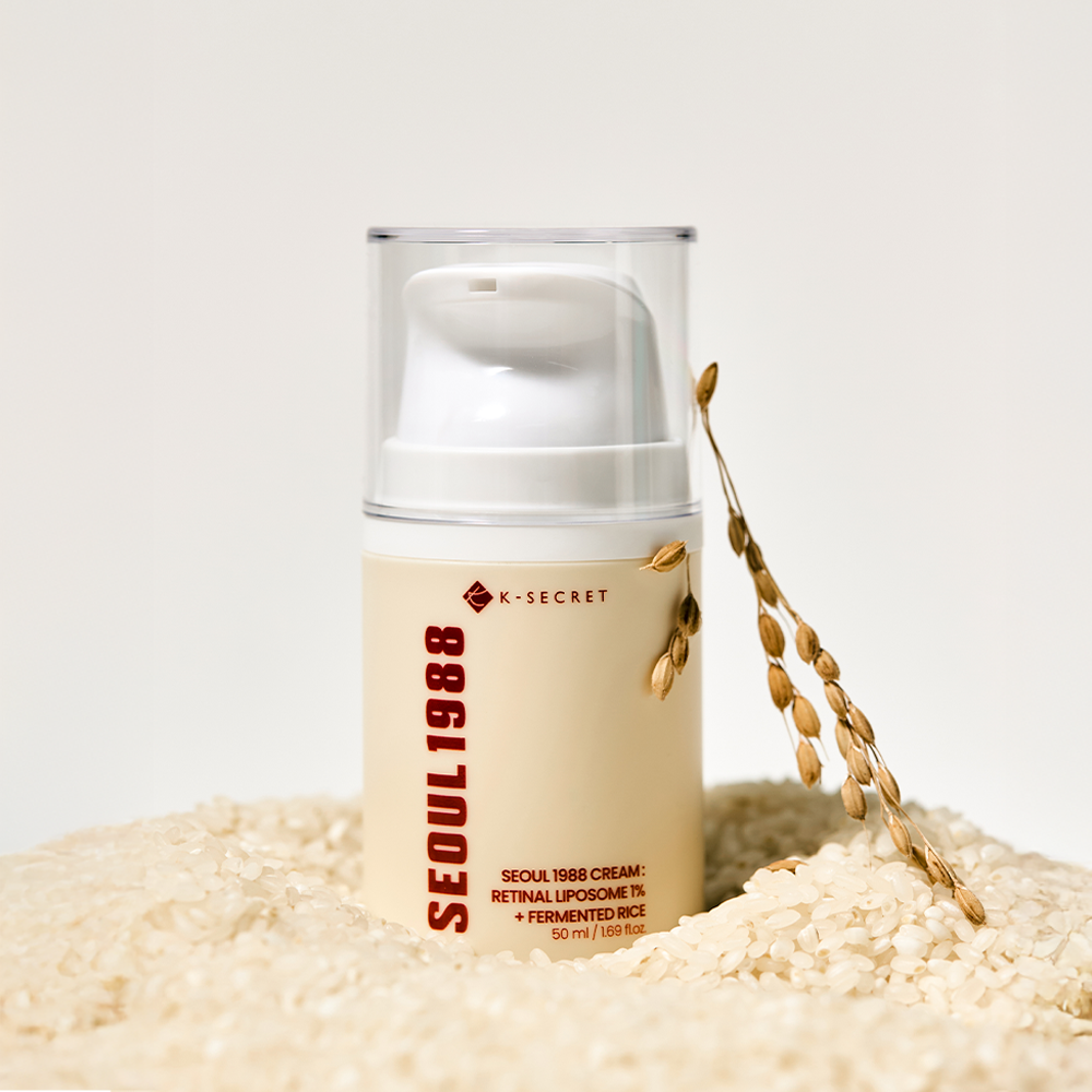 Décris l'image en français : SEOUL 1988 Retinal Fermented Rice Cream 50ml K-SECRET, flacon crème beige sur fond blanc.