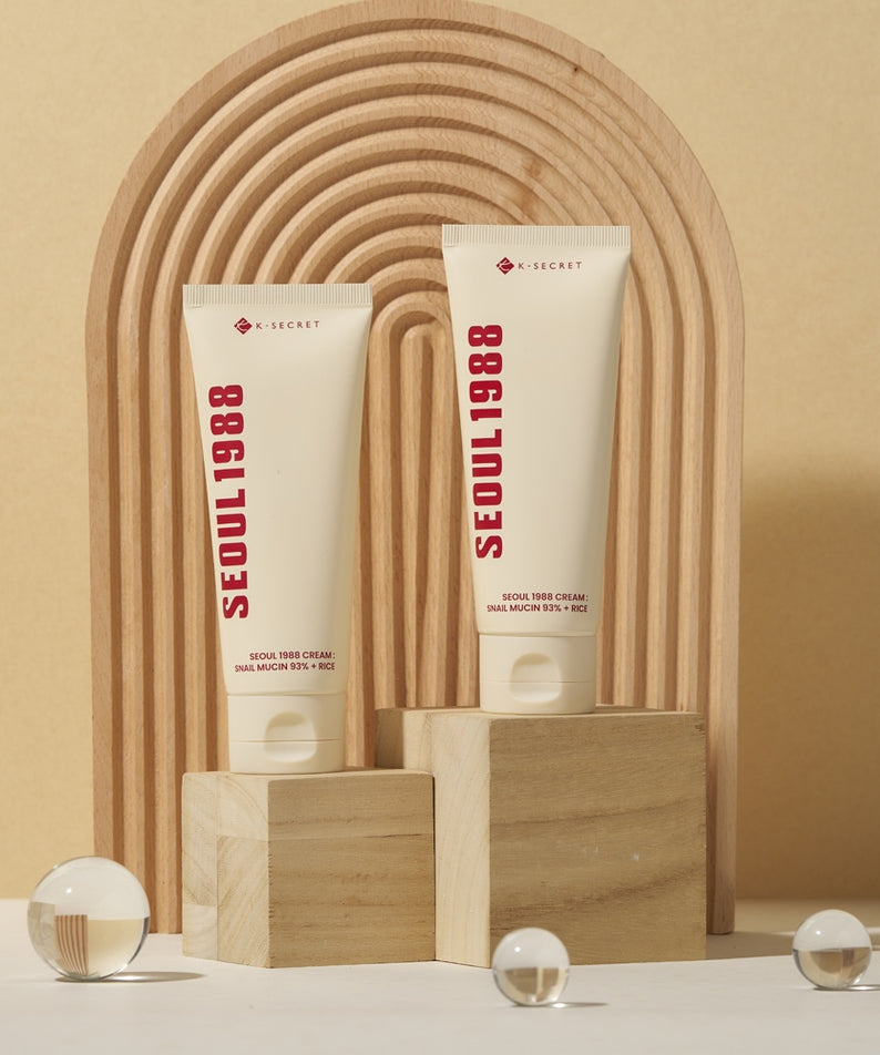 SEOUL 1988 Snail 93 Cream 100ml : crème visage au design beige sur présentoir en bois, marque SEOUL 1988.