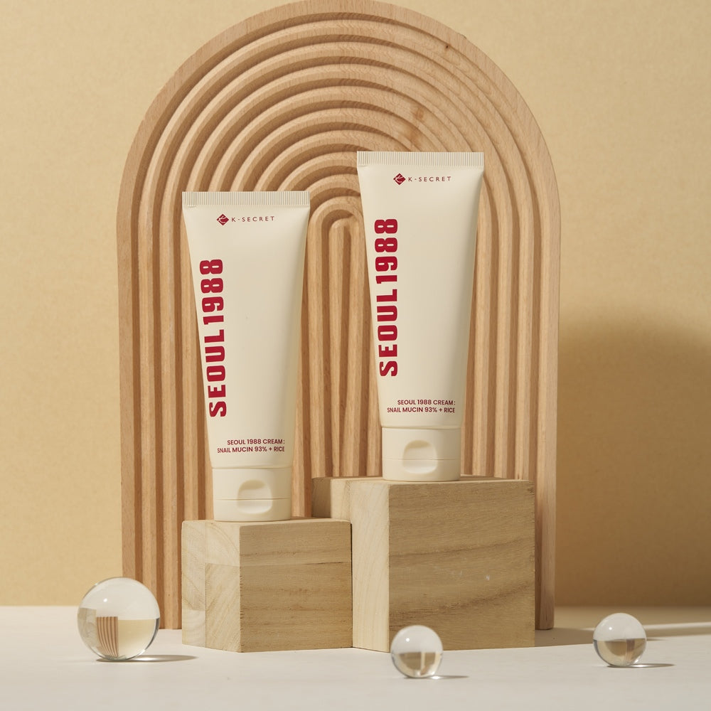 SEOUL 1988 Snail 93 Cream 100ml : crème visage au design beige sur présentoir en bois, marque SEOUL 1988.