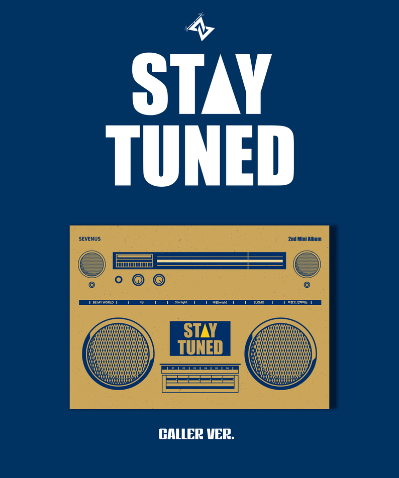 SEVENUS - 2nd mini [STAY TUNED] (Caller VER.) - Album Kpop : visuel coffret rétro “STAY TUNED” sur fond bleu