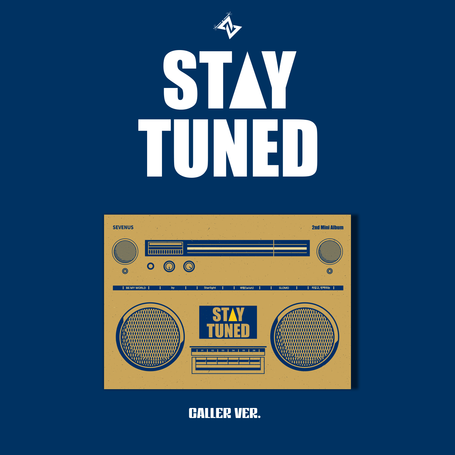 SEVENUS - 2nd mini [STAY TUNED] (Caller VER.) - Album Kpop : visuel coffret rétro “STAY TUNED” sur fond bleu