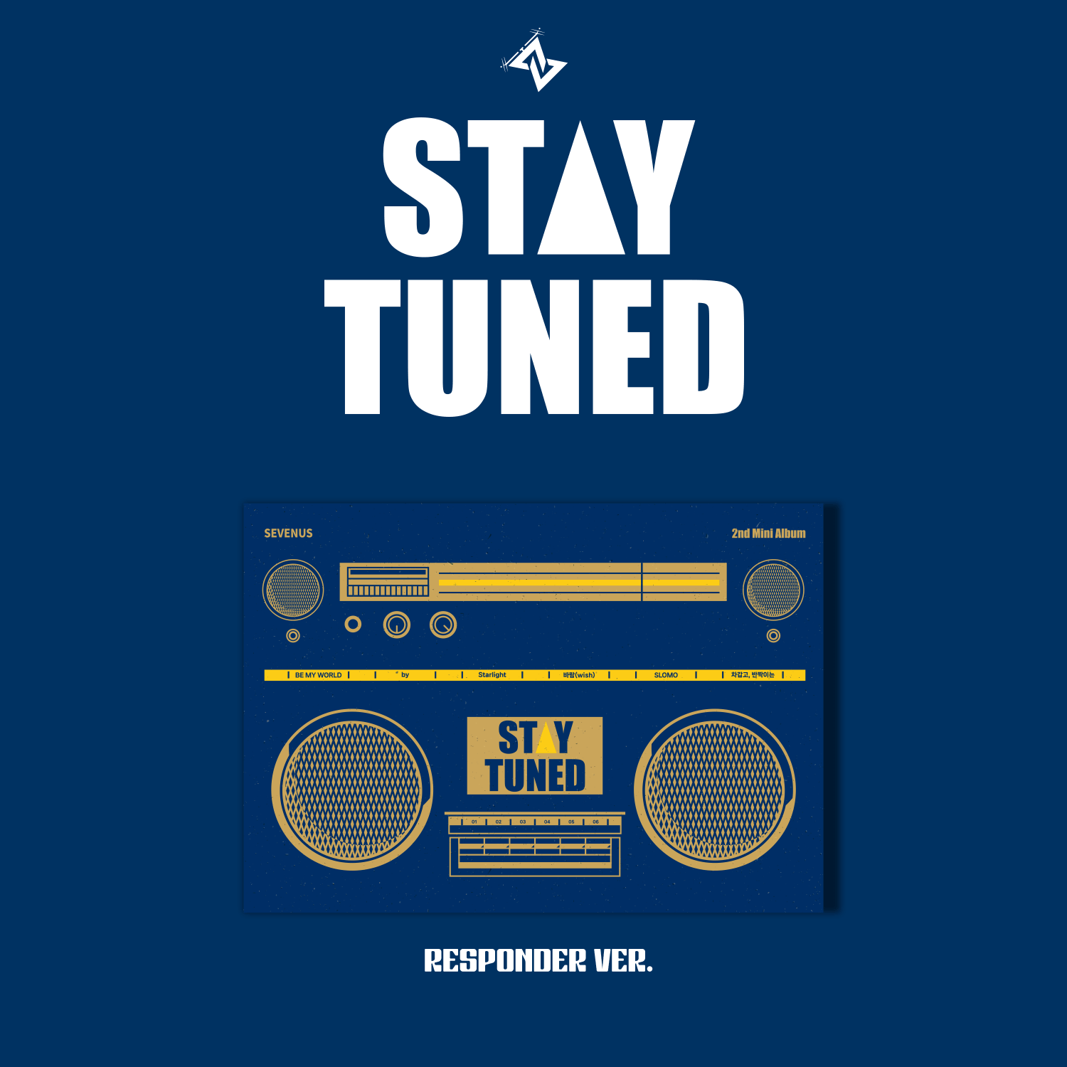SEVENUS - 2nd mini [STAY TUNED] (Responder VER.) - Album Kpop, visuel radio bleu et enceintes rétro