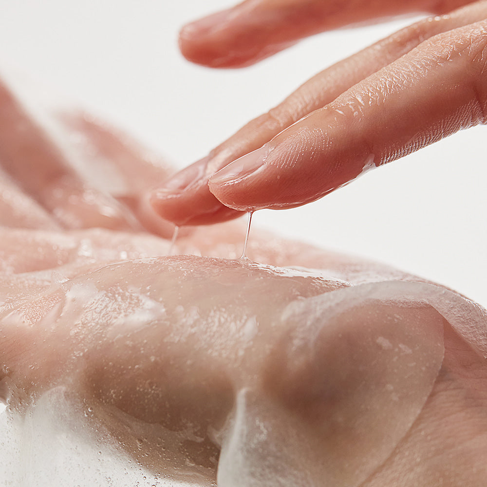 SHAISHAISHAI [10+10]Aloe PDRN Cooling Gel Pads Mask 10 Sheets, gel aloe frais appliqué sur la peau, gros plan.