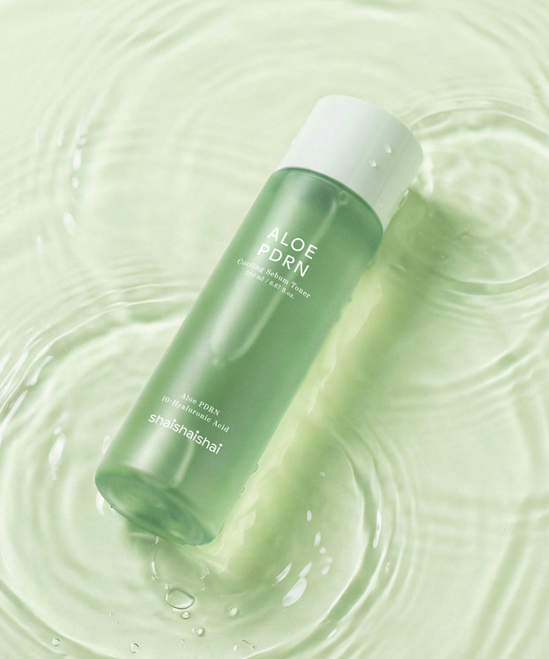 SHAISHAISHAI Aloe PDRN Toner 200ml de la marque, flacon vert sur gel d’aloe, fond vert apaisant