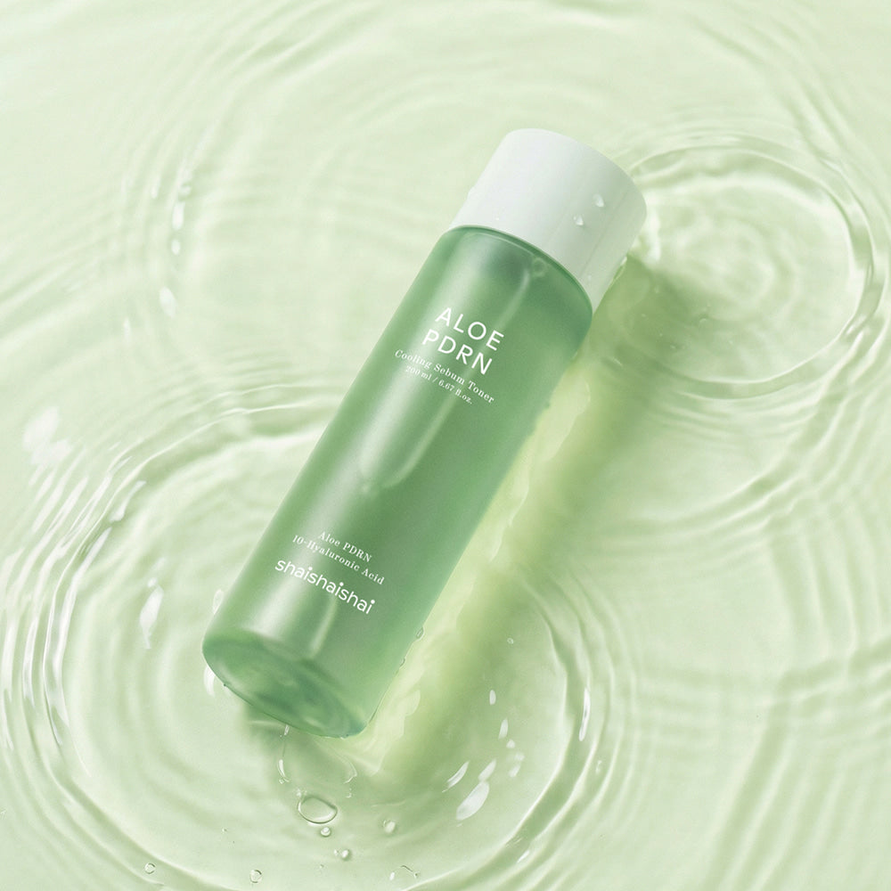 SHAISHAISHAI Aloe PDRN Toner 200ml de la marque, flacon vert sur gel d’aloe, fond vert apaisant