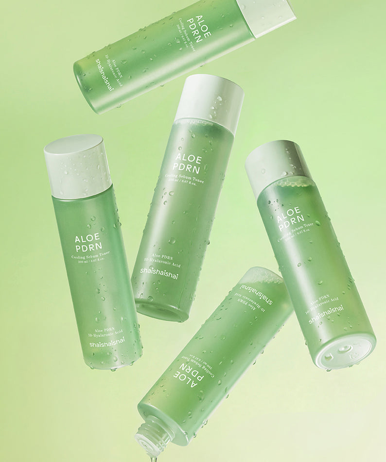 SHAISHAISHAI Aloe PDRN Toner 200ml : bouteilles sur fond vert, ambiance skincare, marque visible en gros plan.