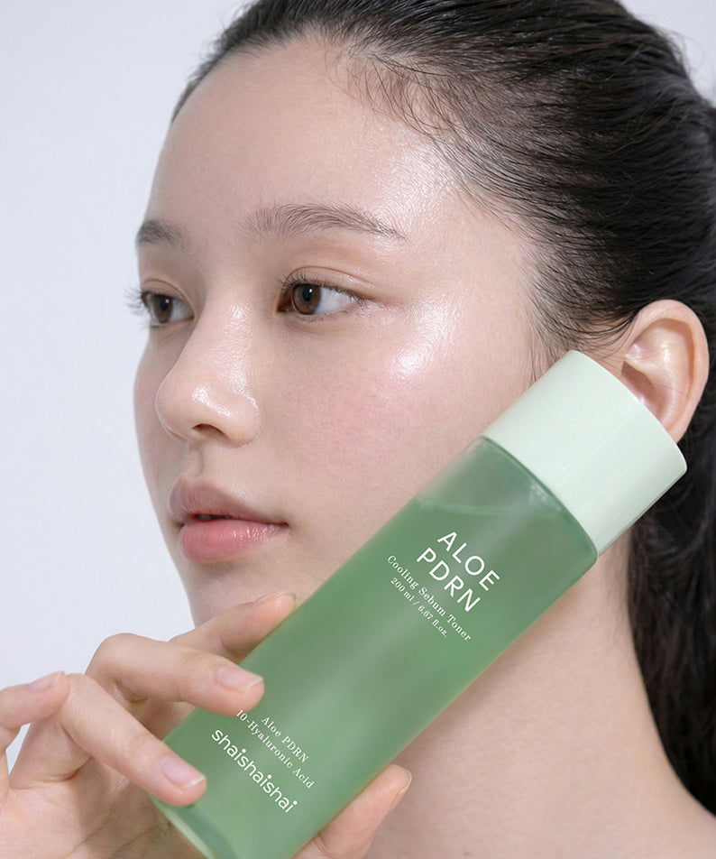 SHAISHAISHAI Aloe PDRN Toner 200ml : femme applique le toner à l’aloe sur la peau, flacon vert fond clair.