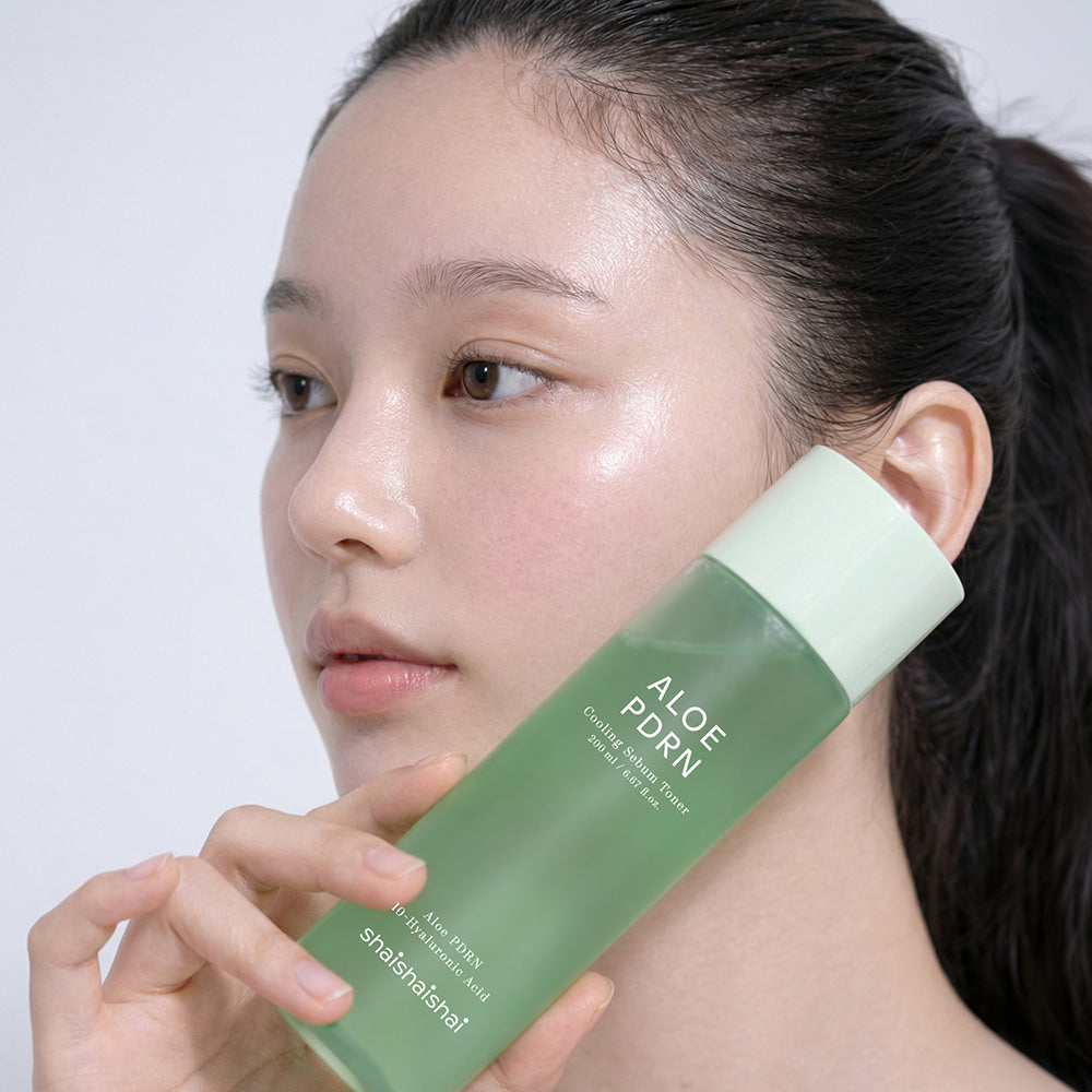 SHAISHAISHAI Aloe PDRN Toner 200ml : femme applique le toner à l’aloe sur la peau, flacon vert fond clair.