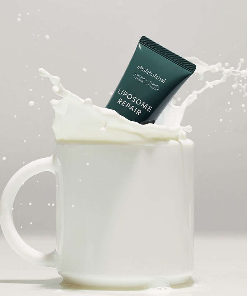 SHAISHAISHAI Liposome Repair Milky Cream 50ml, pot au lait sur fond blanc avec éclaboussures, marque SHAISHAISHAI