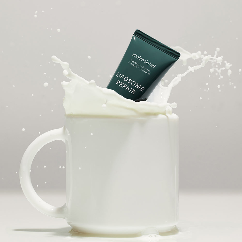 SHAISHAISHAI Liposome Repair Milky Cream 50ml, pot au lait sur fond blanc avec éclaboussures, marque SHAISHAISHAI