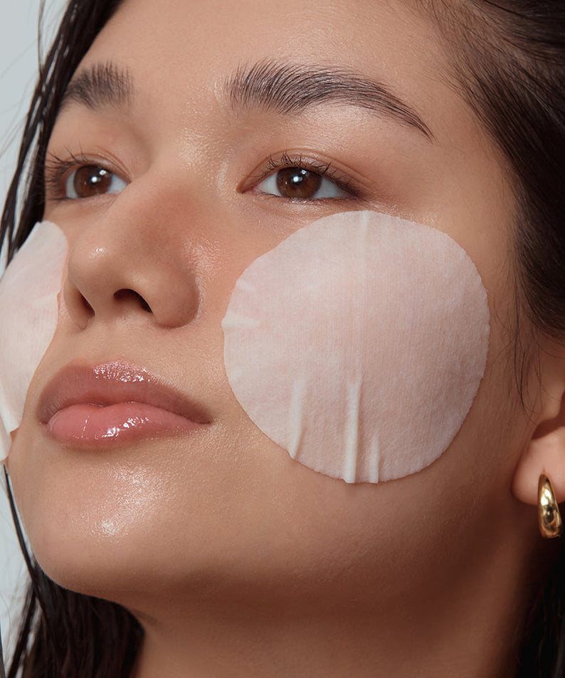 SHAISHAISHAI Repair Milky Skin Peel Pad 60 Pads 120ml : femme applique un pad crème blanche sur peau, gros plan visage