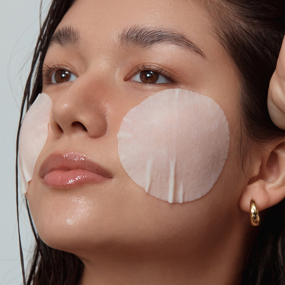SHAISHAISHAI Repair Milky Skin Peel Pad 60 Pads 120ml : femme applique un pad crème blanche sur peau, gros plan visage