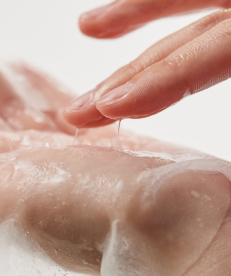 Application du SHAISHAISHAI [10+10]Aloe PDRN Cooling Gel Pads Mask 10 Sheets sur la peau, montrant sa texture apaisante en gros plan.