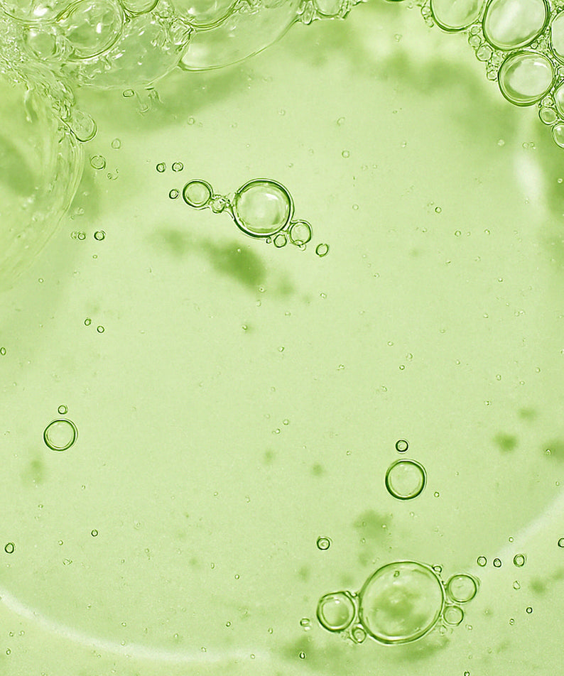 Texture du sérum SHAISHAISHAI [1+1] Aloe PDRN Cooling Repair Ampoule 50ml avec bulles apaisantes sur fond vert.