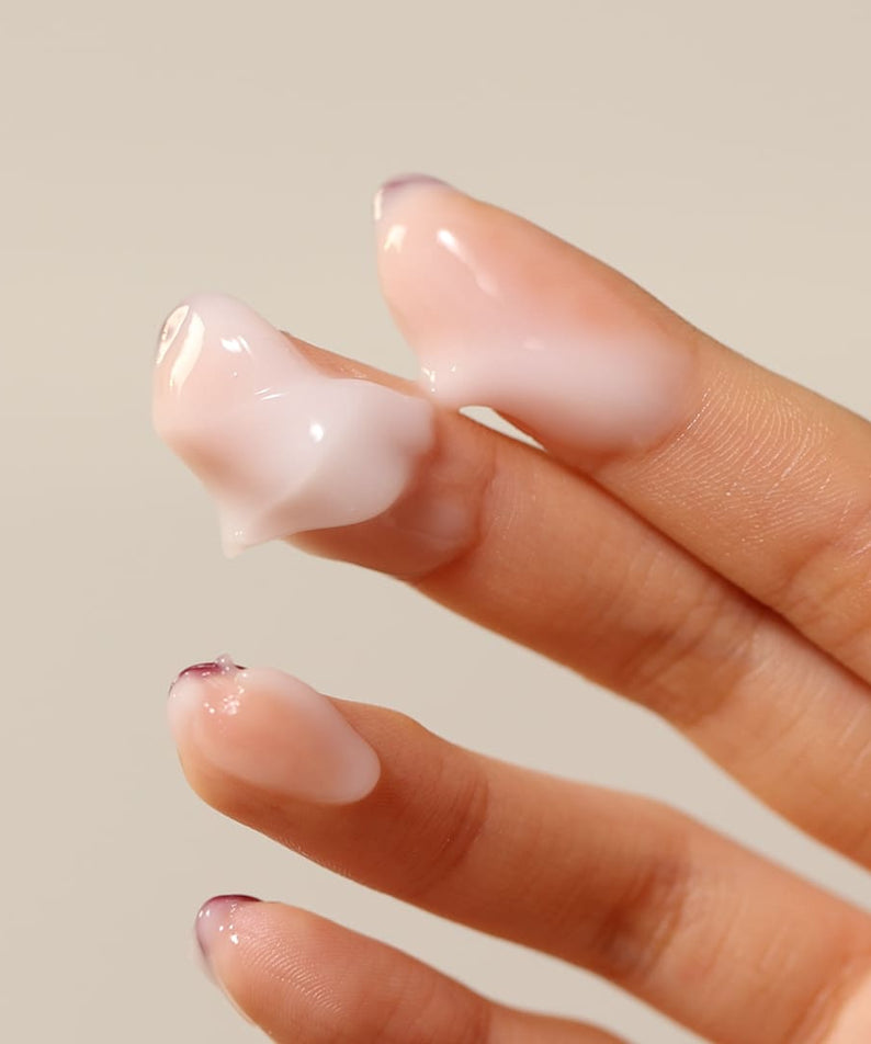 Texture crème SHAISHAISHAI [1+] Aloe PDRN Cooling Repair Cream 50ml sur les doigts