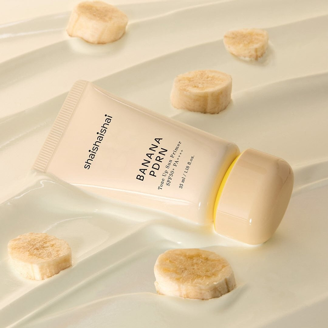 SHAISHAISHAI Banana PDRN Tone-Up Sun Primer 35ml de la marque SHAISHAISHAI, flacon beige sur fond crème avec tranches de banane.