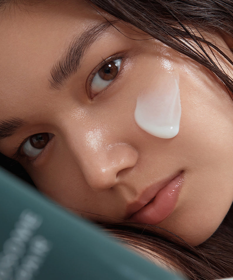 Femme appliquant SHAISHAISHAI Liposome Repair Milky Cream 50ml pour une peau hydratée.