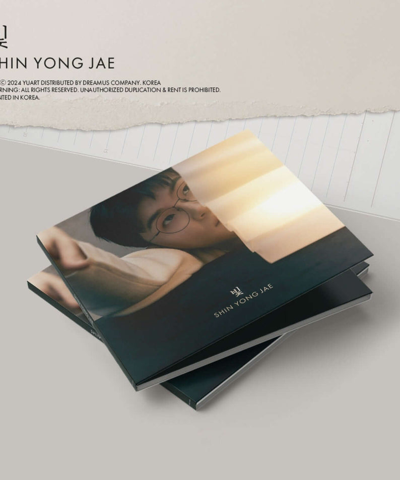 SHIN YONGJAE - EP - Album Kpop : livret avec photo sur fond beige, visuel studio, style Kpop de SHIN YONGJAE