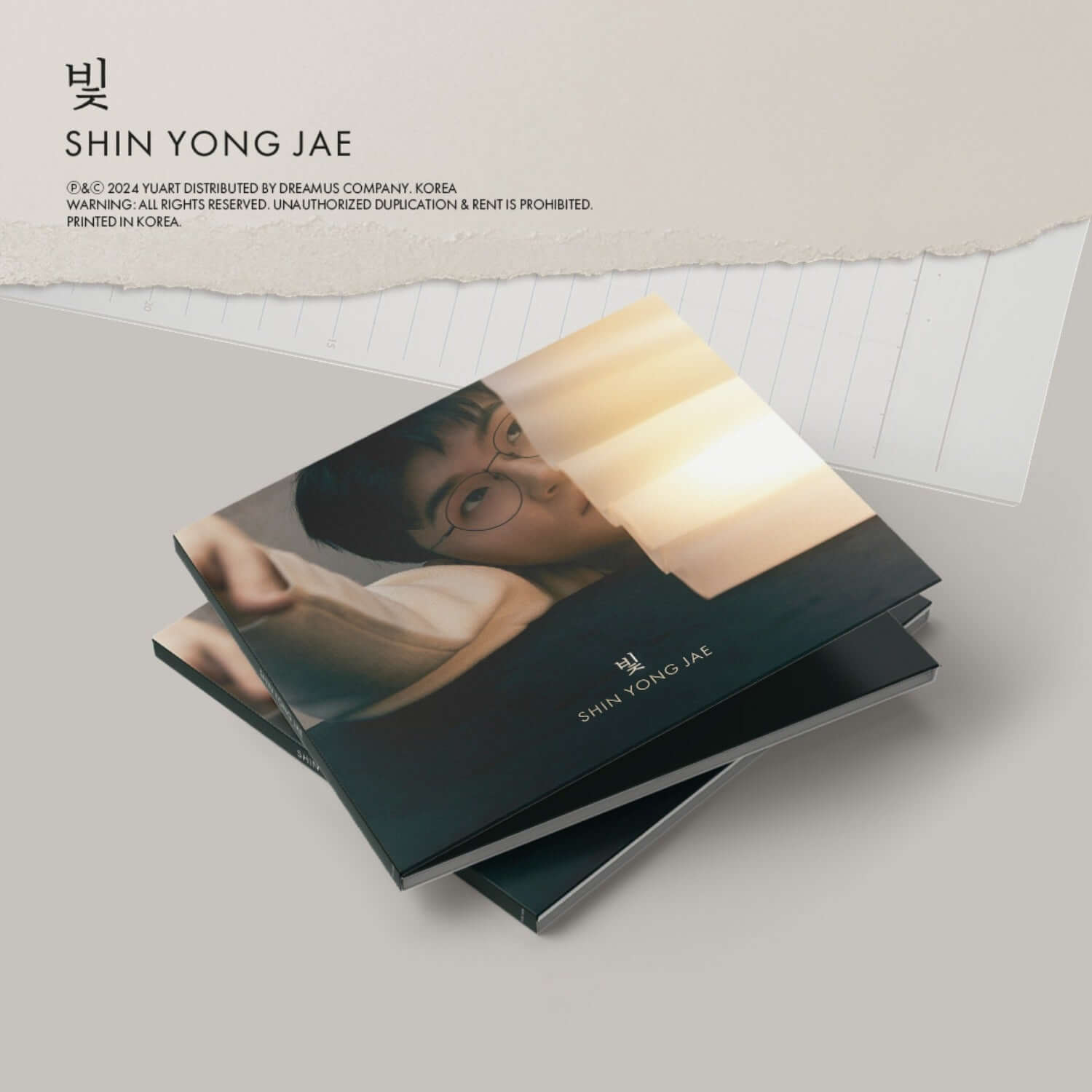 SHIN YONGJAE - EP - Album Kpop : livret avec photo sur fond beige, visuel studio, style Kpop de SHIN YONGJAE
