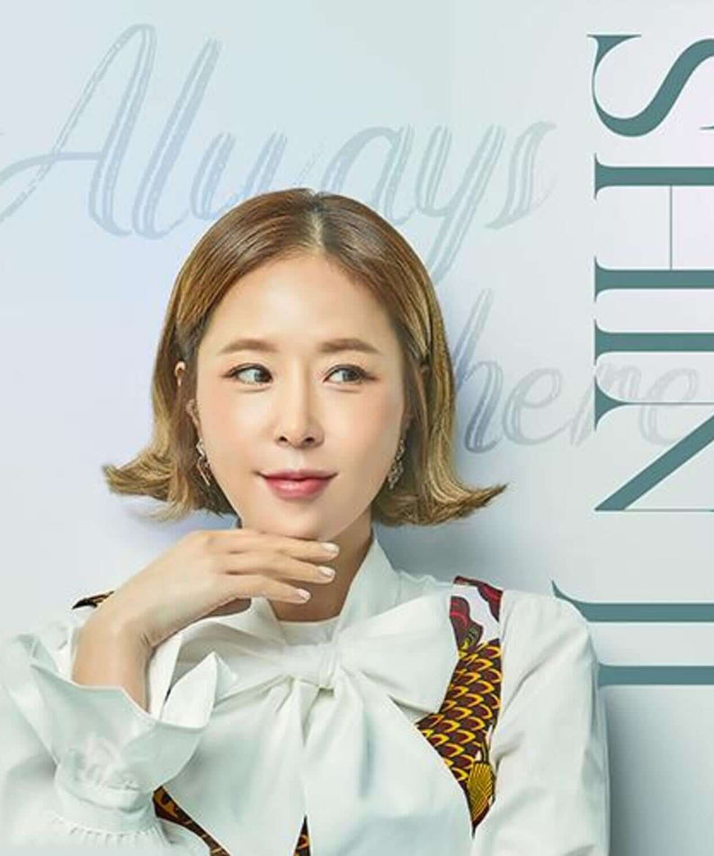 SHINJI - [Always here] - Album Kpop, cover avec SHINJI en portrait, arrière-plan bleu clair et texte stylisé.