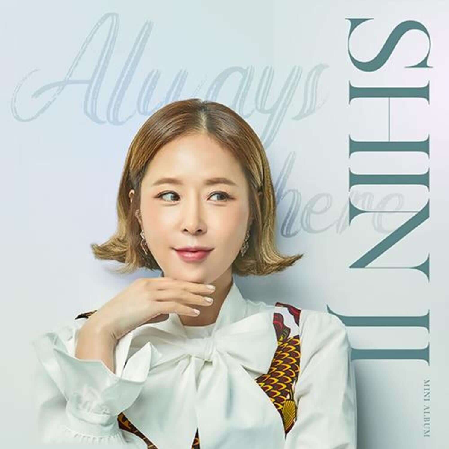 SHINJI - [Always here] - Album Kpop, cover avec SHINJI en portrait, arrière-plan bleu clair et texte stylisé.