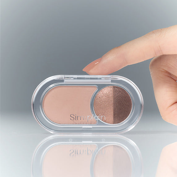 SIM;PLAIN Gleam On Eyes, fard duo yeux dans un boîtier transparent, doigt applique un fini nacré sur peau