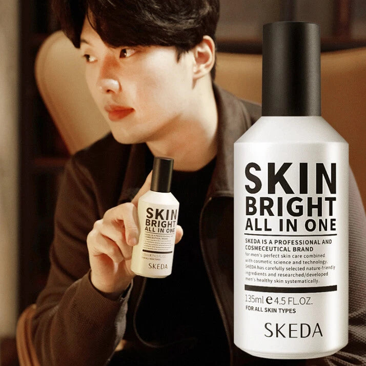 SKEDA 1+1 Skin Bright All-in-One 135ml, bouteille SKEDA mise en scène avec modèle en intérieur, cosmétique