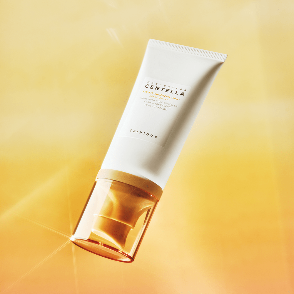 SKIN1004 Madagascar Centella Air-fit Sunscreen Light 50ml, tube de crème solaire sur fond jaune lumineux.