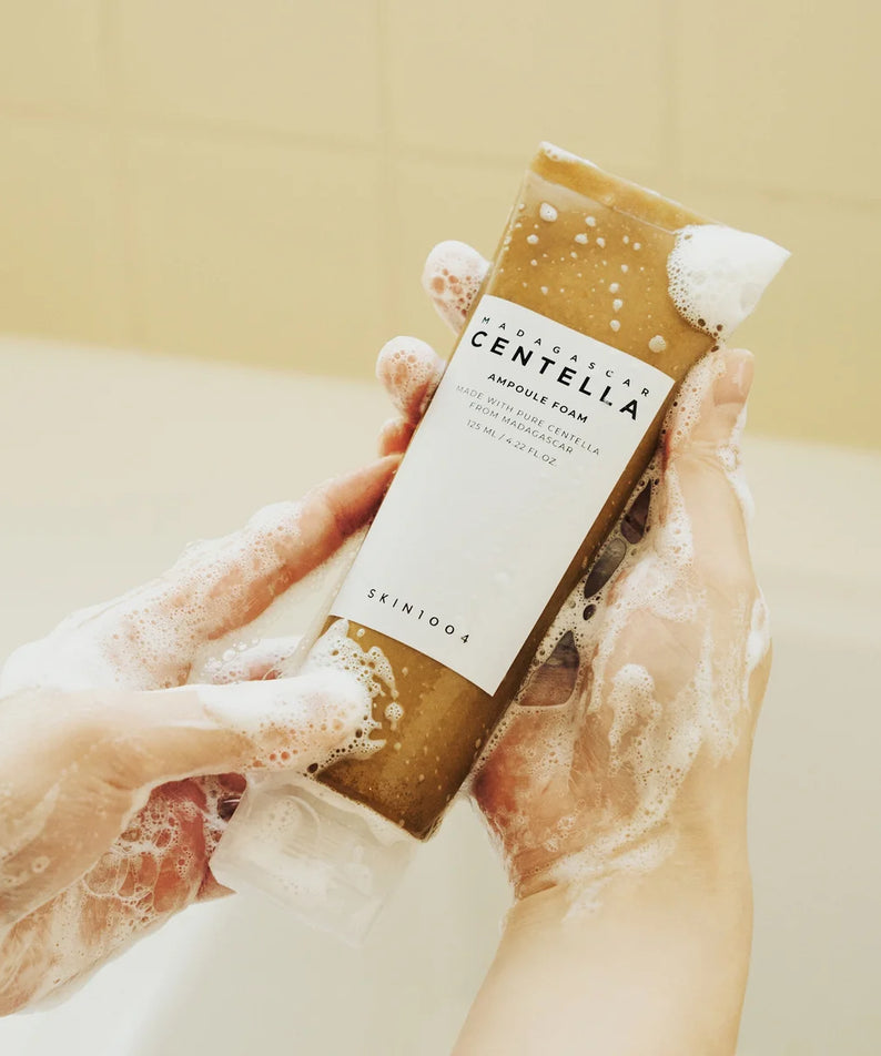 SKIN1004 Madagascar Centella Ampoule Foam 125ml : mousse sur mains, flacon SKIN1004 en contexte salle de bain, marque centella.