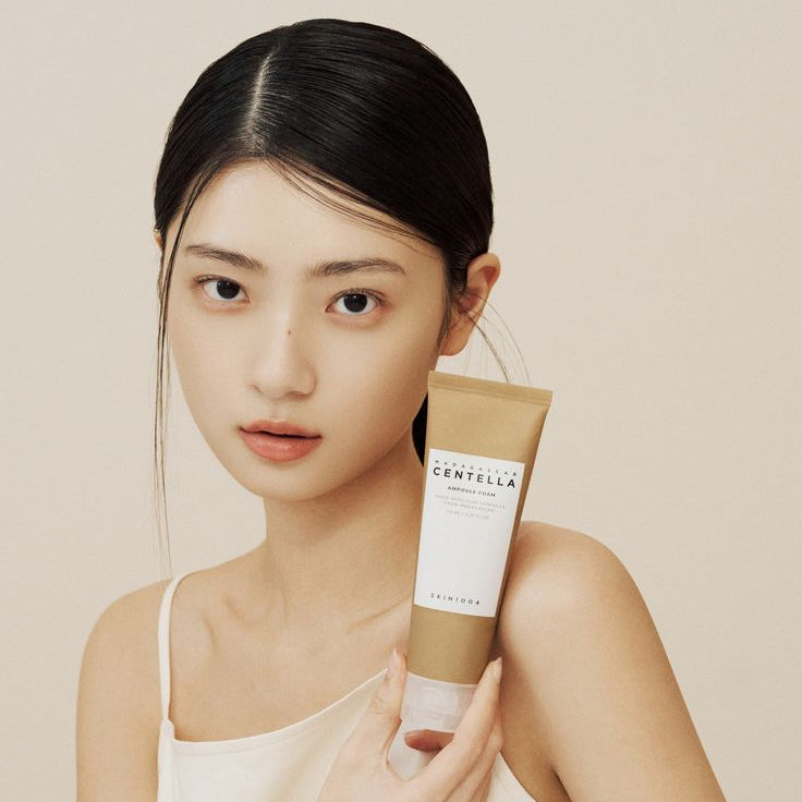 SKIN1004 Madagascar Centella Ampoule Foam 125ml, produit de la marque sur femme, contexte beauté visage en studio