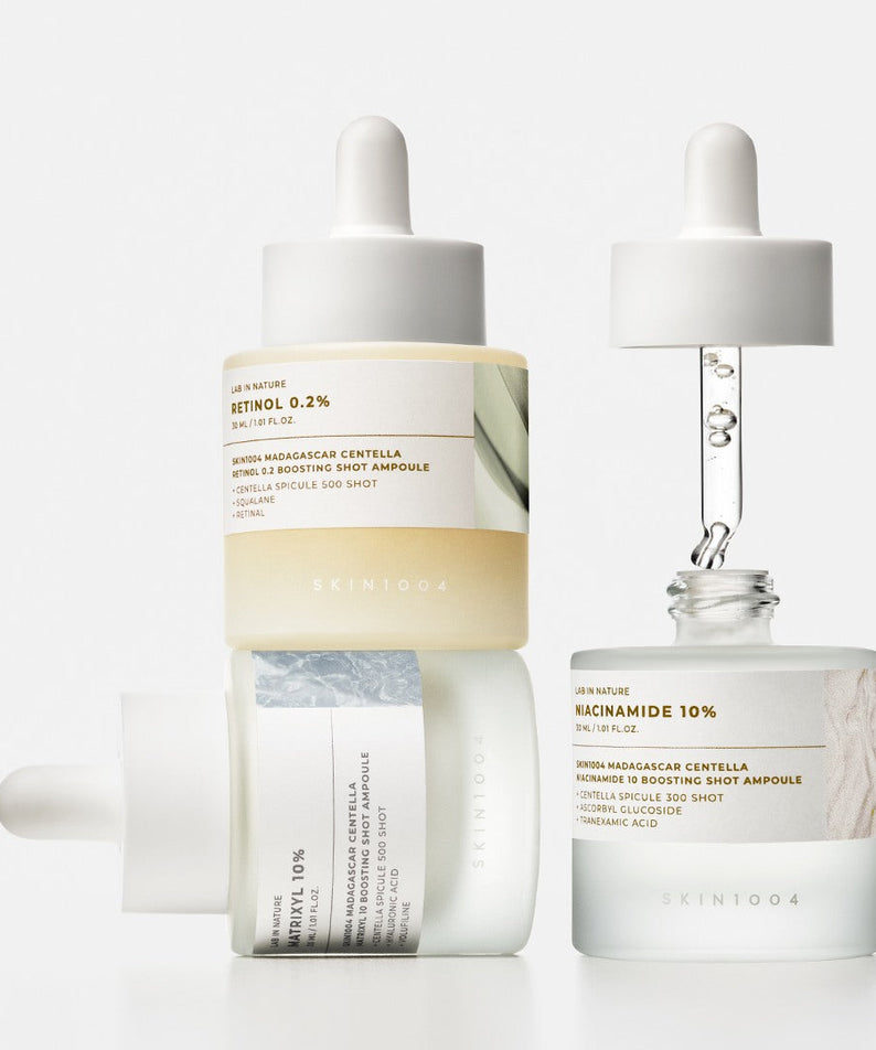 SKIN1004 Madagascar Centella Boosting Ampoule Kit de la marque SKIN1004, flacons et pipette sur fond blanc.