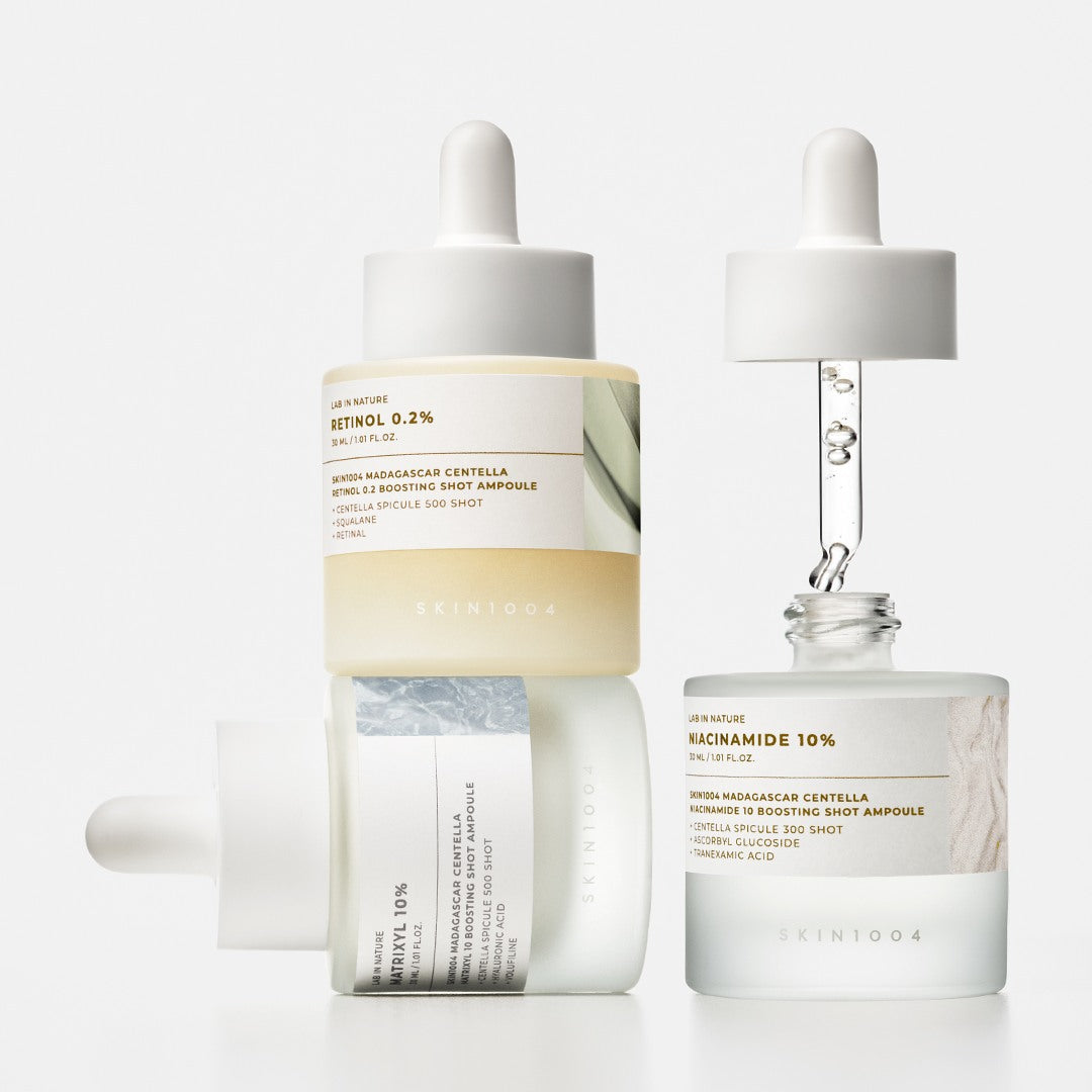 SKIN1004 Madagascar Centella Boosting Ampoule Kit de la marque SKIN1004, flacons et pipette sur fond blanc.