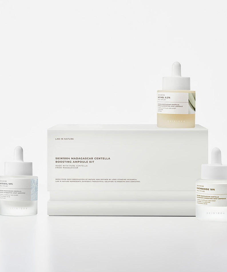 Décris l'image en français : SKIN1004 Madagascar Centella Boosting Ampoule Kit, marque SKIN1004 sur fond blanc, coffret ampoules.