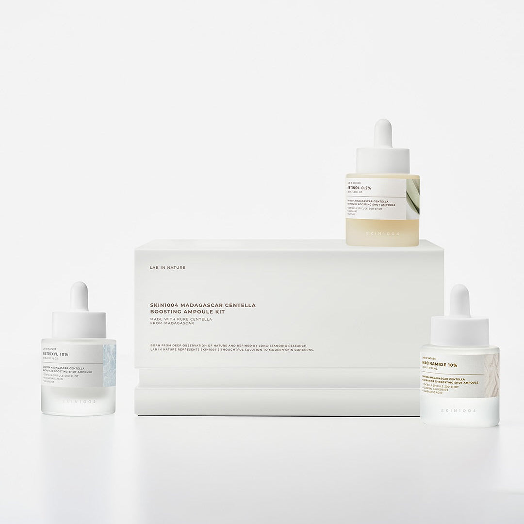 Décris l'image en français : SKIN1004 Madagascar Centella Boosting Ampoule Kit, marque SKIN1004 sur fond blanc, coffret ampoules.