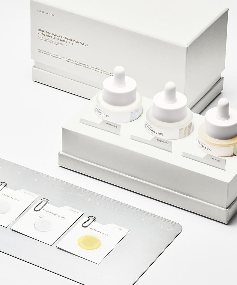 Décris l'image en français : SKIN1004 Madagascar Centella Boosting Ampoule Kit de la marque SKIN1004, coffret d'ampoules blanches sur fond clair.