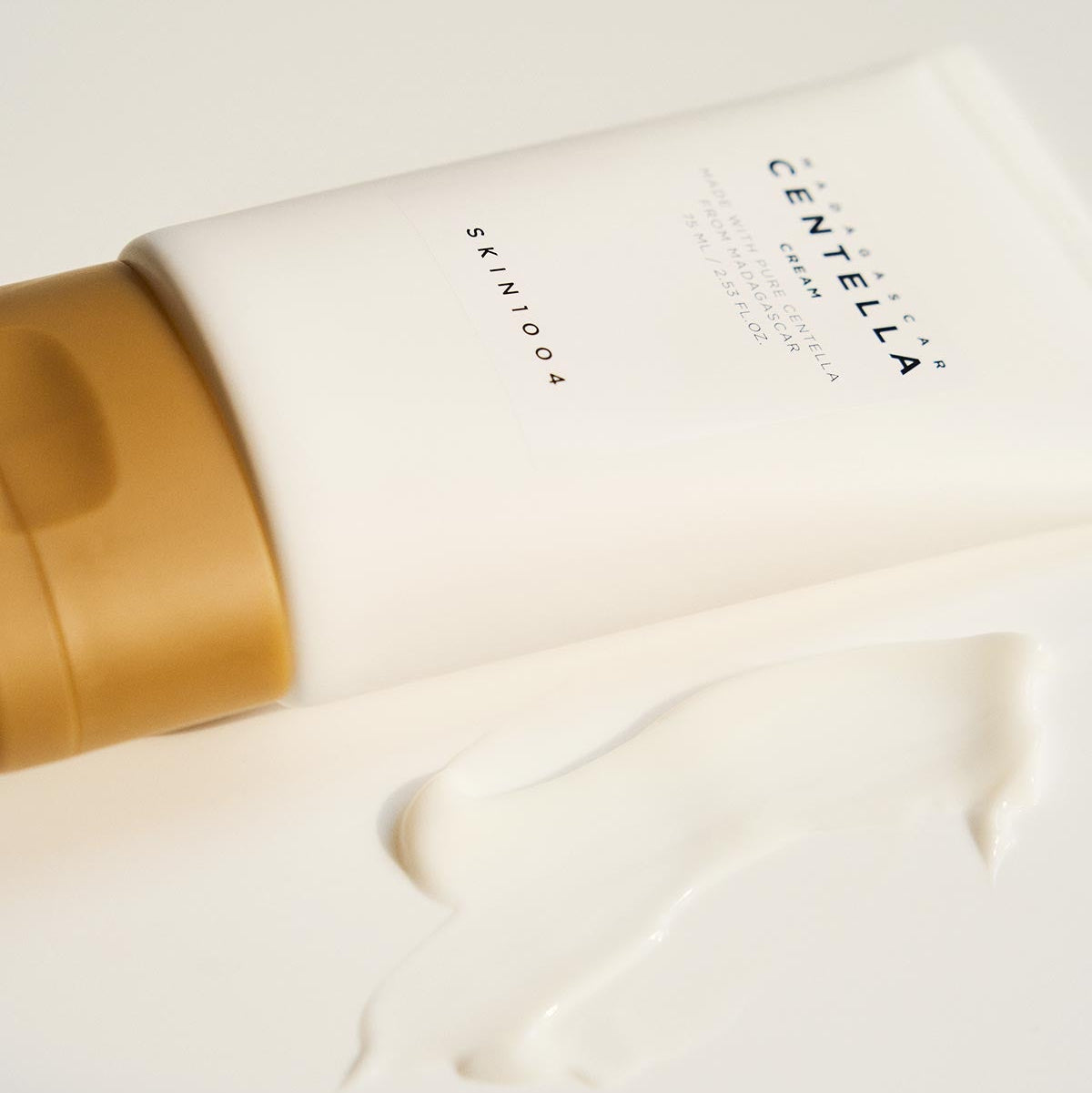 SKIN1004 Madagascar Centella Cream 75ml de SKIN1004, crème hydratante étalée sur tube beige, gros plan esthétique.