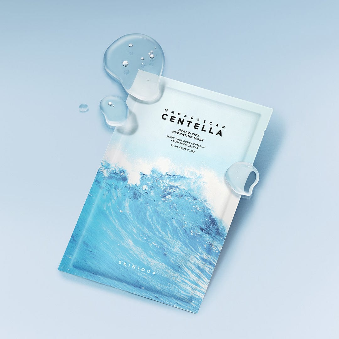 SKIN1004 Madagascar Centella Hyalu-Cica Acid Hydrating Mask 23ml [5 sheets] — masque en tissu SKIN1004 sur fond bleu, flacons